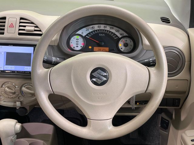 インテリアに合わせたデザインのステアリングは、運転される方のことも考え、運転しやすい形状、大きさです。是非一度、実際に触ってお確かめください。