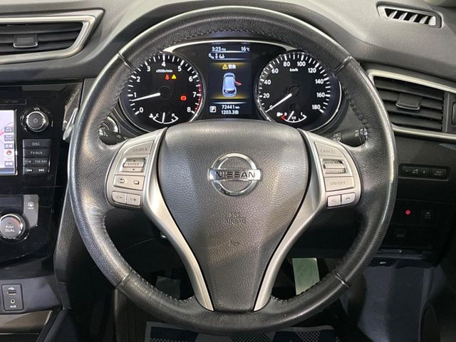 �C���e���A�ɍ��킹���f�U�C���̃X�e�A�����O�́A�^�]�������̂��Ƃ��l���A�^�]���₷���`��A�傫���ł��B�����x�A���ۂɐG���Ă��m���߂��������B