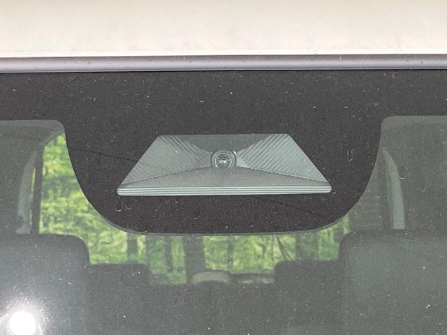 �y�z���_�Z���V���O�z���s���ɑO���̎ԗ�����F�����A�Փ˂������Ȏ��͌x��ƃu���[�L�ŏՓˉ���Ɣ�Q�y�����A�V�X�g�B�����S�Ƀh���C�u�����y���݂��������܂��B