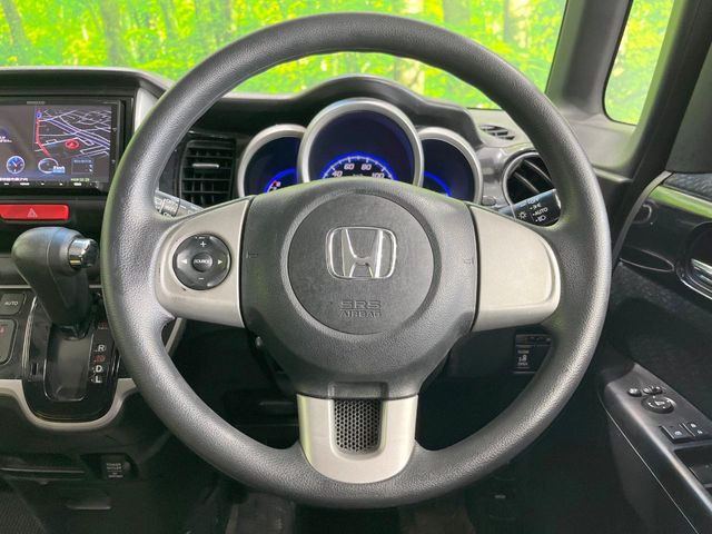 �C���e���A�ɍ��킹���f�U�C���̃X�e�A�����O�́A�^�]�������̂��Ƃ��l���A�^�]���₷���`��A�傫���ł��B�����x�A���ۂɐG���Ă��m���߂��������B