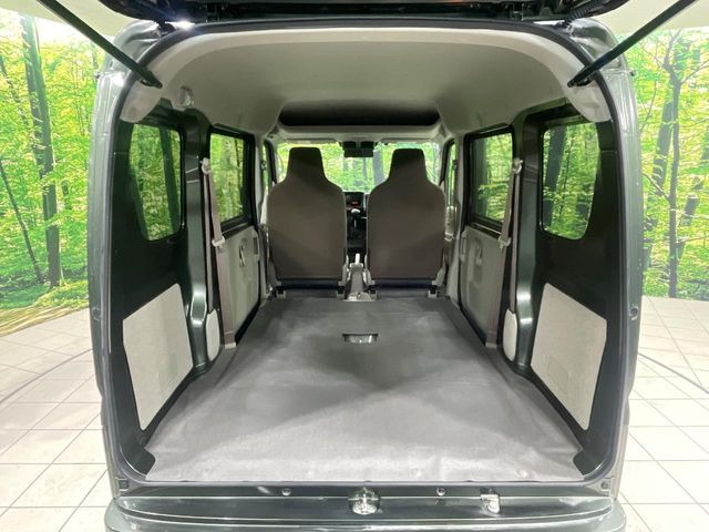 ���i�̂���������ʋ΁A���}���ɏ\���ȉ׎��X�y�[�X���m�ۂ��Ă���܂��B�Z�J���h�V�[�g��|���ƁA�傫�ȉו��̐ύڂ��\�ł���