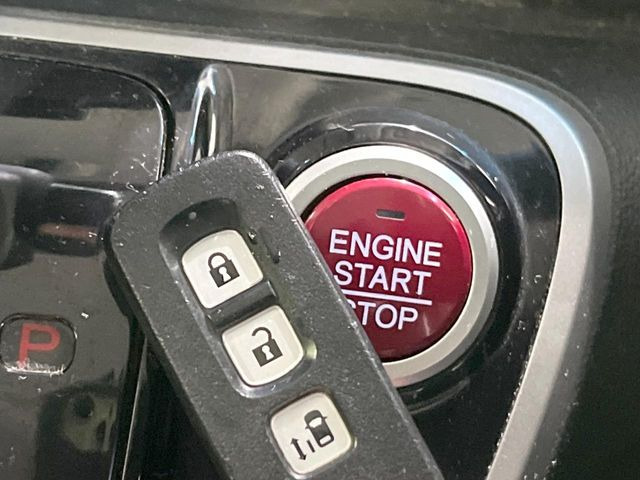 �yHonda�X�}�[�g�L�[�z�J�o����|�P�b�g�ɓ��ꂽ�܂܂ł��h�A�̎{���E�������\�ȃX�}�[�g�L�[�𑕔��B�G���W���̃I���E�I�t�����J�M�����o���K�v����������Ƃ��Ă��֗��ł���