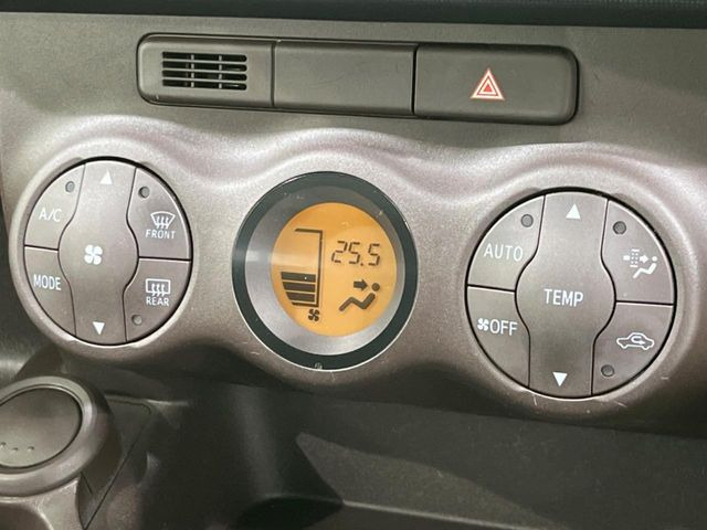 【オートエアコン】一度お好みの温度に設定すれば、車内の温度を検知し風量や温度を自動で調整。暑い&hellip;寒い&hellip;と何度もスイッチ操作をする必要はありません。快適な車内空間には必須の機能ですね♪