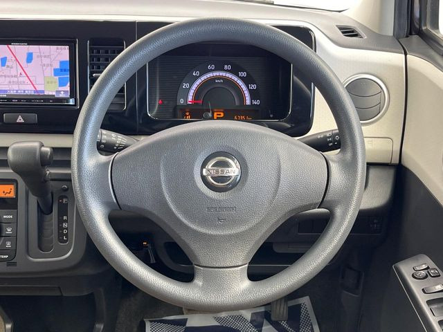 �C���e���A�ɍ��킹���f�U�C���̃X�e�A�����O�́A�^�]�������̂��Ƃ��l���A�^�]���₷���`��A�傫���ł��B�����x�A���ۂɐG���Ă��m���߂��������B