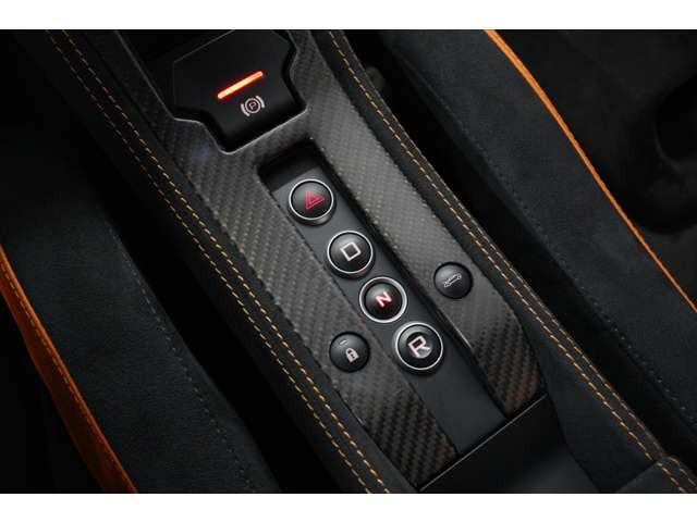 センターコンソールにもカーボンを使用。どこに目を配ってもカーボンが施されているので乾燥重量1230k gという軽さを実現。