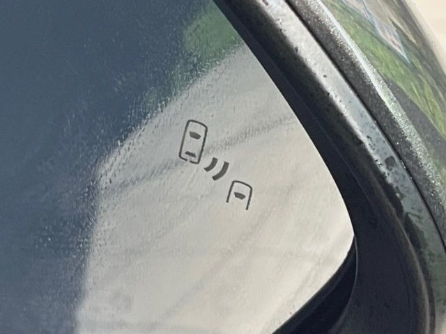 【ブラインドスポットモニター】走行中、ドアミラーの死角になりやすい箇所に後続車が接近するとサイドミラーのレンズに警告を表示!ドライバーに注意喚起をしてくれます。