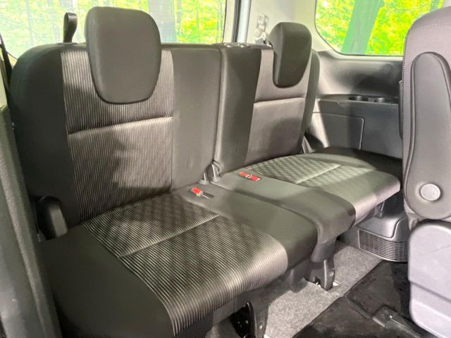 3列目シートはもちろん状態良好☆大人でもゆったりと座って頂けますので、大人数でのお出かけもラクラクです♪ご家族で、気の知れた仲間で、ドライブに行くのが楽しみですね♪