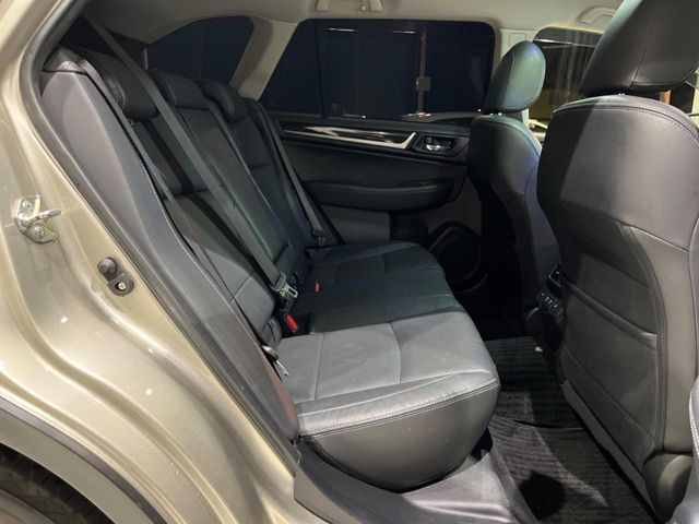 後部座席も気になるようなキズ・汚れやへたり等、大きなダメージはなく、良好な状態です。