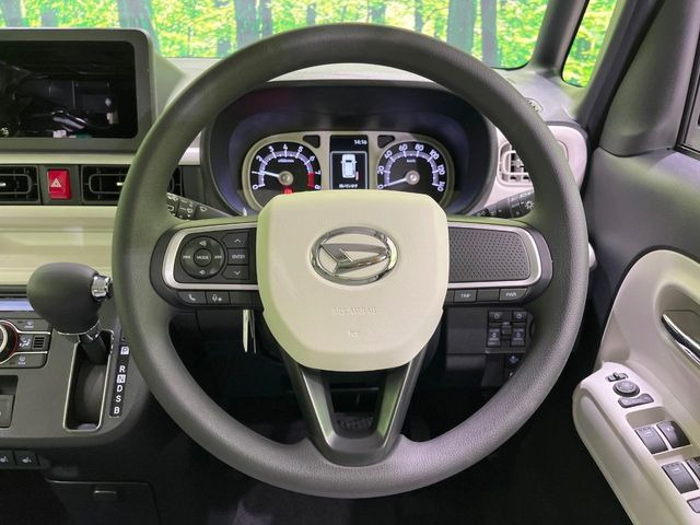 �C���e���A�ɍ��킹���f�U�C���̃X�e�A�����O�́A�^�]�������̂��Ƃ��l���A�^�]���₷���`��A�傫���ł��B�����x�A���ۂɐG���Ă��m���߂��������B