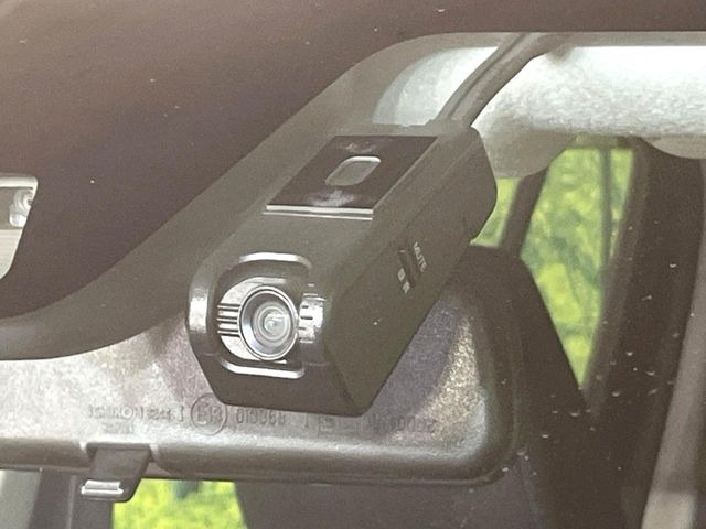 【ドライブレコーダー】安心・安全なカーライフに必須のドライブレコーダーを装備!走行中はもちろん、あおり運転や事故に遭遇した際の状況も映像で記録し、万一のリスクに備えます。