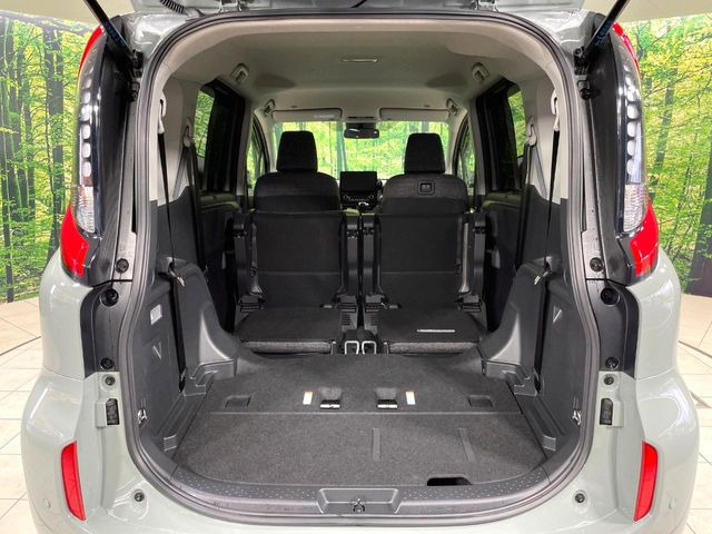 ���i�̂���������ʋ΁A���}���ɏ\���ȉ׎��X�y�[�X���m�ۂ��Ă���܂��B�Z�J���h�V�[�g��|���ƁA�傫�ȉו��̐ύڂ��\�ł���