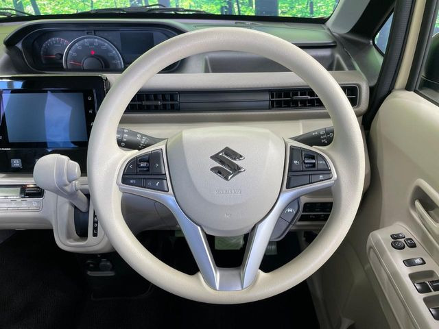 �C���e���A�ɍ��킹���f�U�C���̃X�e�A�����O�́A�^�]�������̂��Ƃ��l���A�^�]���₷���`��A�傫���ł��B�����x�A���ۂɐG���Ă��m���߂��������B