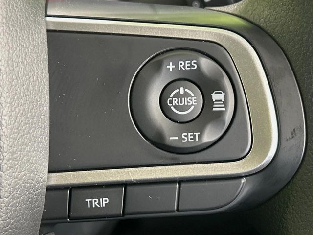 【アダプティブクルーズコントロール】高速道路での長距離走行が楽に!!自動で速度を保つクルーズコントロールが、衝突軽減システムと連携し、前方の車両を感知して車間を保つように速度調節してくれます!!