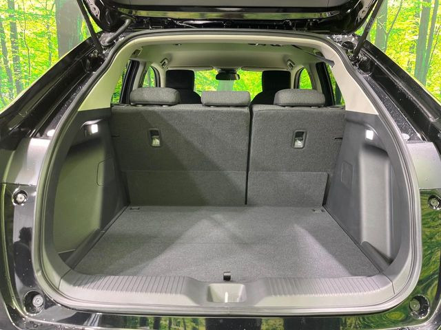 ���i�̂���������ʋ΁A���}���ɏ\���ȉ׎��X�y�[�X���m�ۂ��Ă���܂��B�Z�J���h�V�[�g��|���ƁA�傫�ȉו��̐ύڂ��\�ł���