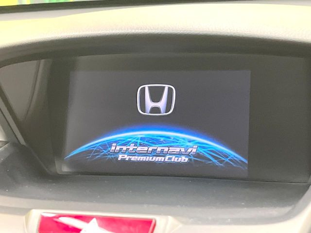 【メーカー純正ナビ】インテリアに溶け込むスタイリッシュな「専用設計」メーカーナビを装備♪視認性や操作性など基本性能にも優れ、より上質なカーライフをお楽しみいただけます。