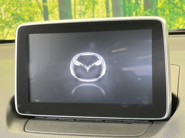 【マツダコネクトナビ】車内の雰囲気にマッチした一体型タイプのナビ。各種車輌設定やBluetooth再生等、様々な機能が楽しめます。直感的なダイヤル操作が可能で、使い勝手も良好です。