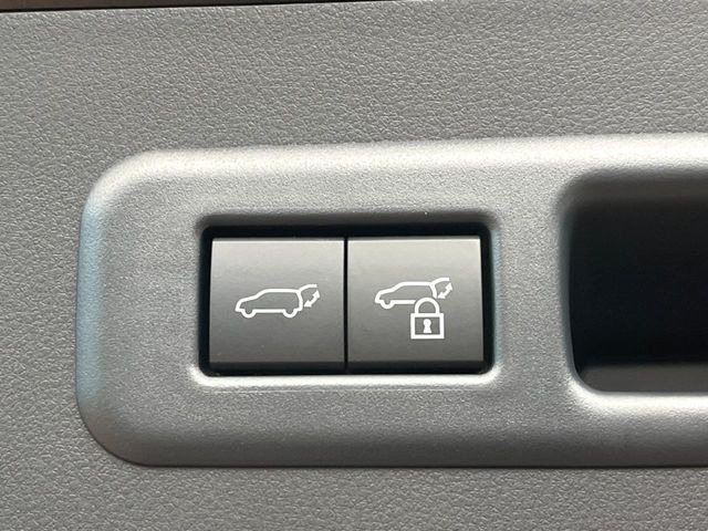 【パワーバックドア】スマートキーや運転席のボタンを押すだけでリアゲートが自動で開閉します!荷物を持っている時や、高い位置にあるバックドアを閉める際に便利な機能です♪