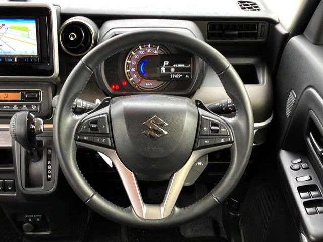 【純正革巻きステアリング】上質な革を使用することで、手にしっかり馴染みとても運転しやすいハンドルです♪