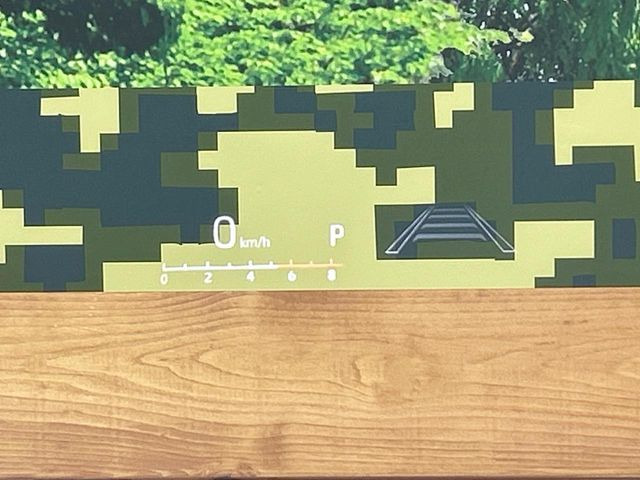 【カラーヘッドアップディスプレイ】現在の速度や走行情報をデジタル表示で運転席前方のガラスに投影!カラー付きで視認性も高く、運転中目線をずらさず必要な情報を確認できるのでとっても便利で安心!