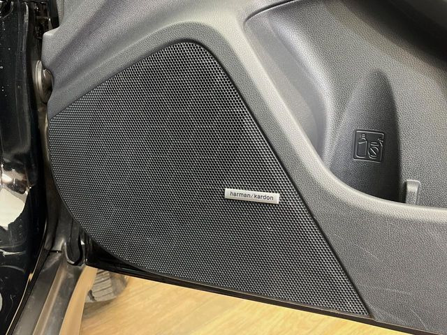 【ハーマンカードンサウンドシステム】メーカーオプションの高品位サウンドシステムを搭載。専用のチューニングが施された大小様々なスピーカーから良質なサウンドが奏でられ、臨場感あふれる音響空間を演出します。