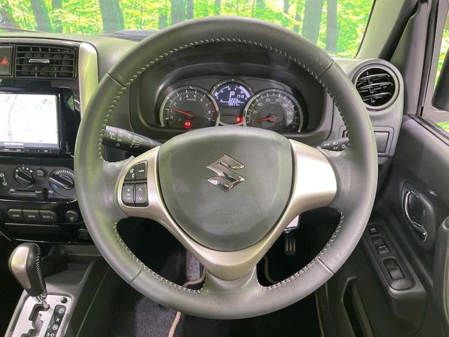 �C���e���A�ɍ��킹���f�U�C���̃X�e�A�����O�́A�^�]�������̂��Ƃ��l���A�^�]���₷���`��A�傫���ł��B�����x�A���ۂɐG���Ă��m���߂��������B