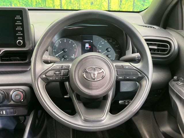 �C���e���A�ɍ��킹���f�U�C���̃X�e�A�����O�́A�^�]�������̂��Ƃ��l���A�^�]���₷���`��A�傫���ł��B�����x�A���ۂɐG���Ă��m���߂��������B