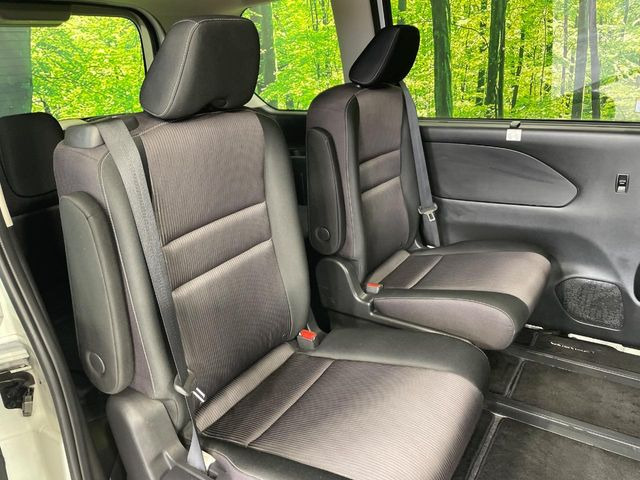 後部座席も気になるようなキズ・汚れやへたり等、大きなダメージはなく、良好な状態です。