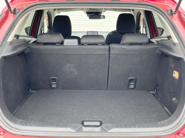 ���i�̂���������ʋ΁A���}���ɏ\���ȉ׎��X�y�[�X���m�ۂ��Ă���܂��B�Z�J���h�V�[�g��|���ƁA�傫�ȉו��̐ύڂ��\�ł���