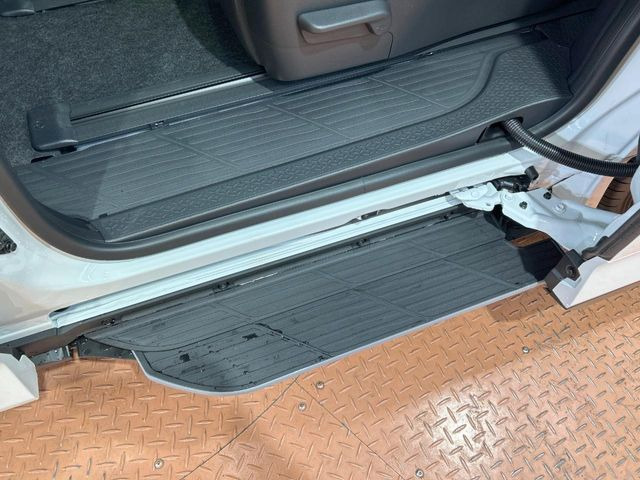 メーカーオプションの【ユニバーサルステップ】を装備。スライドドアと連動したステップにより、小さなお子様の乗り降りがし易くなります♪