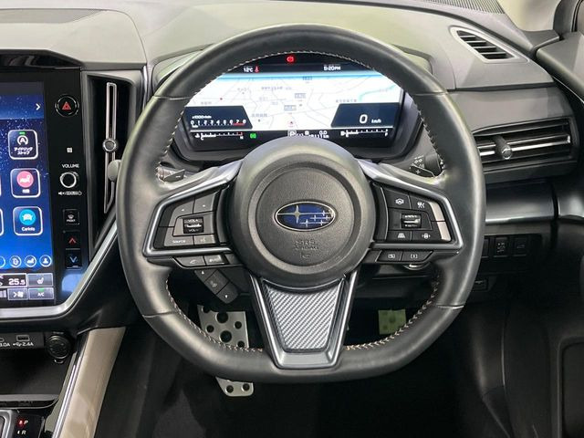 �C���e���A�ɍ��킹���f�U�C���̃X�e�A�����O�́A�^�]�������̂��Ƃ��l���A�^�]���₷���`��A�傫���ł��B�����x�A���ۂɐG���Ă��m���߂��������B