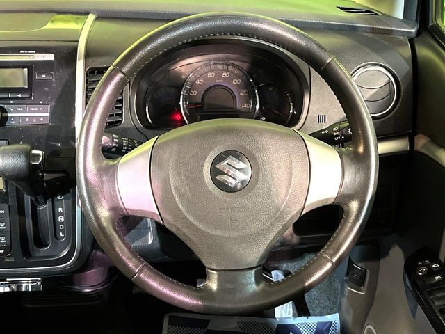 �y�����v�����X�e�A�����O�z�㎿�Ȋv���g�p���邱�ƂŁA��ɂ����������݂ƂĂ��^�]���₷���n���h���ł���