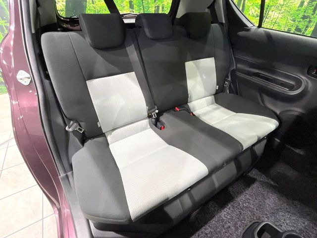 後部座席も気になるようなキズ・汚れやへたり等、大きなダメージはなく、良好な状態です。