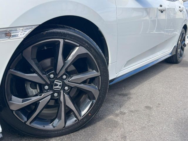 �y����18�C���`�A���~�z�C�[���z�O�ςɃ}�b�`���������A���~�z�C�[���𑕒����Ă���܂��B�e��ЊO�A���~�z�C�[����A�X�^�b�h���X�^�C�����戵�����Ă���܂��B���񂲑��k����������