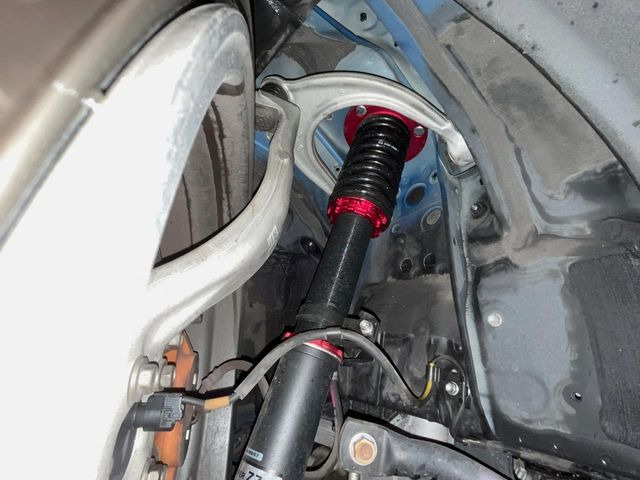 �yBLITZ�ԍ����z�ԍ����Ⴍ�Ȃ�A�X�^�C���b�V���Ȍ����ڂƂȂ��Ă���܂��B�ԗ��̏d�S�������鎖�ŁA���s���̈��萫�����サ�܂���