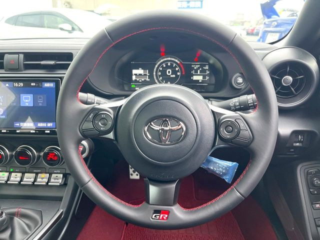 �y�����v�����X�e�A�����O�z�㎿�Ȋv���g�p���邱�ƂŁA��ɂ����������݂ƂĂ��^�]���₷���n���h���ł���