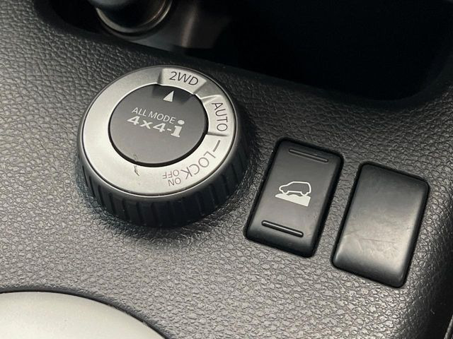 �y�I�[�����[�h4&times;4�z2WD/4WD���[�h����y�ɐ؂�ւ��\�B�R��d����2WD�A�X�^�b�N���ɖ𗧂�LOCK�AAUTO���[�h�ł�4WD�̔z���������Œ������A�H�ʏ󋵂��킸���肵��������T�|�[�g�B