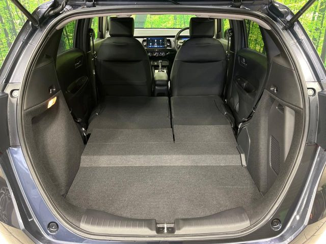 ���i�̂���������ʋ΁A���}���ɏ\���ȉ׎��X�y�[�X���m�ۂ��Ă���܂��B�Z�J���h�V�[�g��|���ƁA�傫�ȉו��̐ύڂ��\�ł���