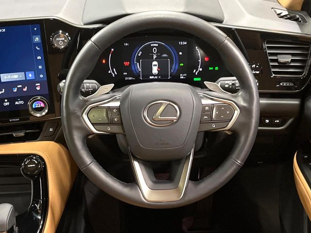 �C���e���A�ɍ��킹���f�U�C���̃X�e�A�����O�́A�^�]�������̂��Ƃ��l���A�^�]���₷���`��A�傫���ł��B�����x�A���ۂɐG���Ă��m���߂��������B