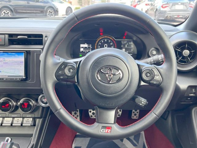 �y�����v�����X�e�A�����O�z�㎿�Ȋv���g�p���邱�ƂŁA��ɂ����������݂ƂĂ��^�]���₷���n���h���ł���