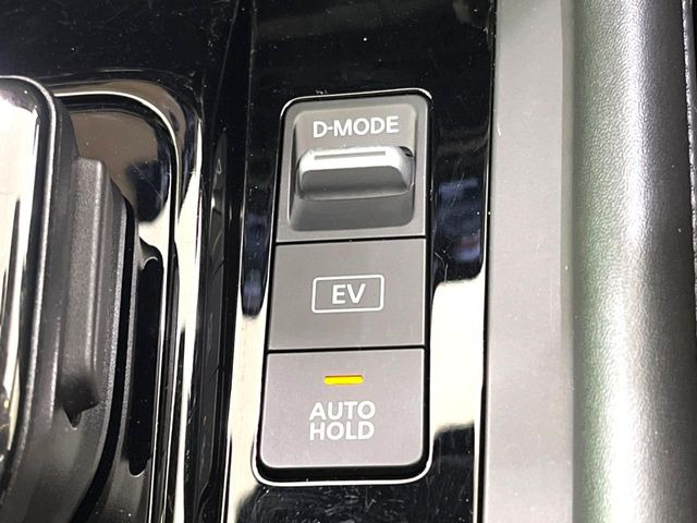 �y�I�[�g�u���[�L�z�[���h�z�M���҂���a�؂Œ�Ԏ��Ƀu���[�L���瑫�𗣂��Ă��A��~��Ԃ�ێ����Ă���܂��B�O�i����Ƃ��̓A�N�Z���𓥂߂Ύ����ŉ��������̂ň��S��X���^�]���y�ɂȂ�܂���