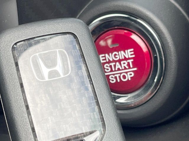 �yHonda�X�}�[�g�L�[�z�J�o����|�P�b�g�ɓ��ꂽ�܂܂ł��h�A�̎{���E�������\�ȃX�}�[�g�L�[�𑕔��B�G���W���̃I���E�I�t�����J�M�����o���K�v����������Ƃ��Ă��֗��ł���