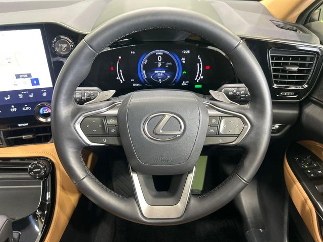 �C���e���A�ɍ��킹���f�U�C���̃X�e�A�����O�́A�^�]�������̂��Ƃ��l���A�^�]���₷���`��A�傫���ł��B�����x�A���ۂɐG���Ă��m���߂��������B