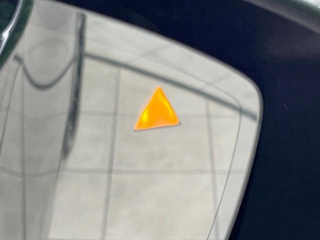 【ブラインドスポットモニタリング】走行中、ドアミラーの死角になりやすい箇所に後続車が接近するとサイドミラー付近に警告を表示、ドライバーに注意喚起をしてくれます。