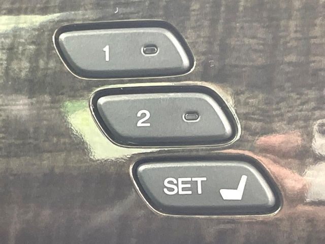 【メモリー機能付きパワーシート】ドライバーごとに設定したシート位置を記憶して、ボタン一つで切り替えできる便利な機能!運転する方が複数名いらっしゃるご家庭におすすめです♪