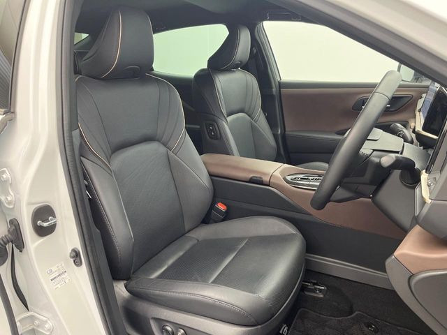 【黒革シート】上質な本革を使用し、高級感あふれる黒革シート。常に体に触れる部分だから、座り心地の良さにはこだわりたいですね♪汚れの付着や劣化を抑制する内装コーティング施工もおススメですよ♪