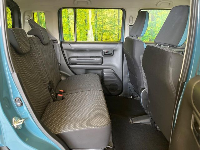 後部座席も気になるようなキズ・汚れやへたり等、大きなダメージはなく、良好な状態です。