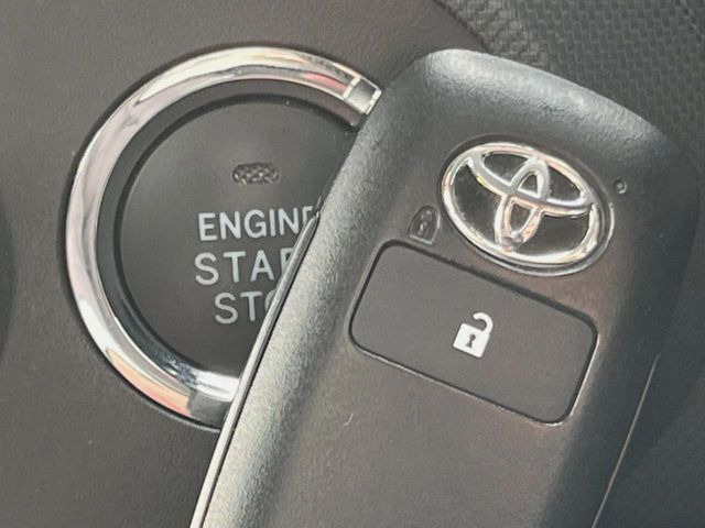 【スマートキー】カバンやポケットに入れたままでもドアの施錠・解錠が可能なスマートキーを装備。エンジンのオン・オフ時もカギを取り出す必要が無いからとっても便利です♪