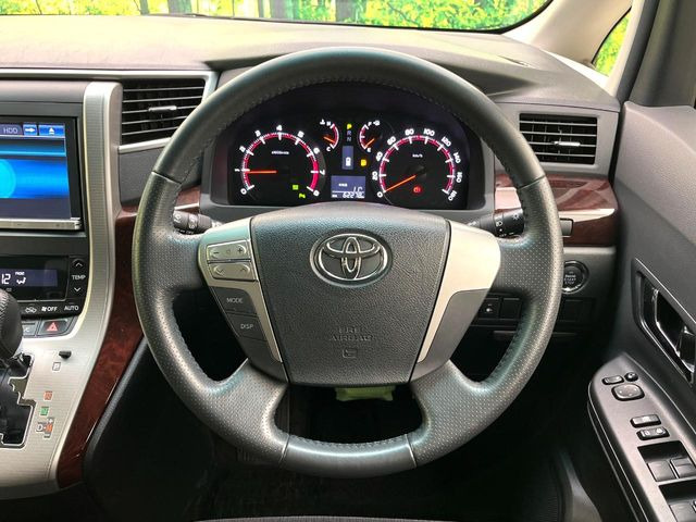 �C���e���A�ɍ��킹���f�U�C���̃X�e�A�����O�́A�^�]�������̂��Ƃ��l���A�^�]���₷���`��A�傫���ł��B�����x�A���ۂɐG���Ă��m���߂��������B