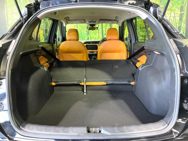 ラゲッジルームは、大容量のスペースを確保。普段のお買い物からレジャーまで、幅広く活躍してくれます!また、リアシートを倒すことでバリエーション豊かにお使いいただけます。