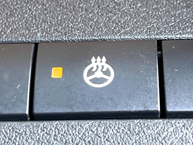 【ステアリングヒーター】冬場に冷たくなりやすい革巻きステアリングを、スイッチ一つで素早く適温に!エアコンよりも早く温まってくれるので、寒い日の運転も快適になりますね♪